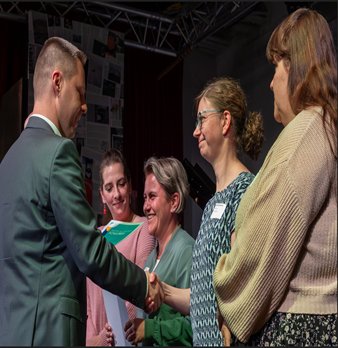 Schulpreis 2025 Gratulation an die Eltern vom Bezirksstadtrat