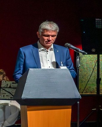 Schulpreis 2025 Hr. Heise Vorsitzender des Bezirkselternausschuss